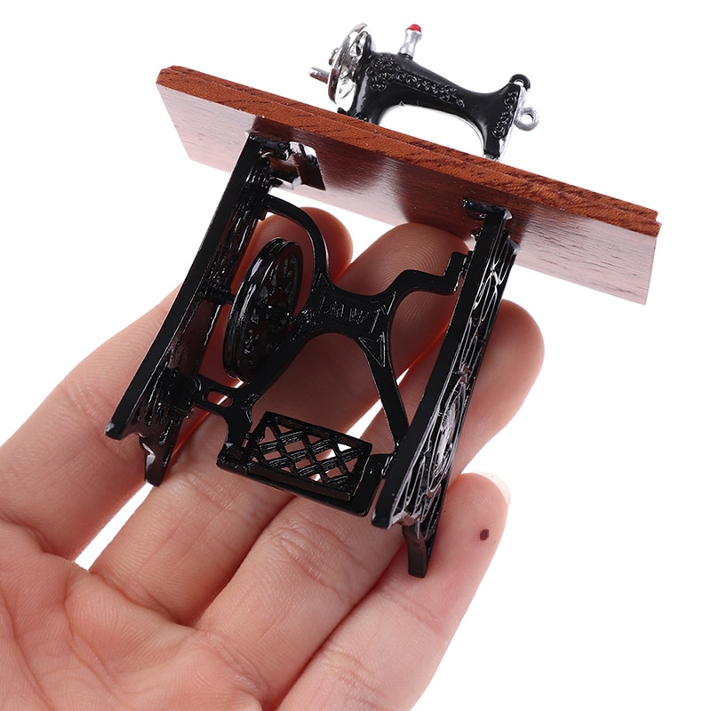Børn dukkehusindretning miniaturemøbler træ symaskine med trådsaks tilbehør til dukkehuslegetøj til piger