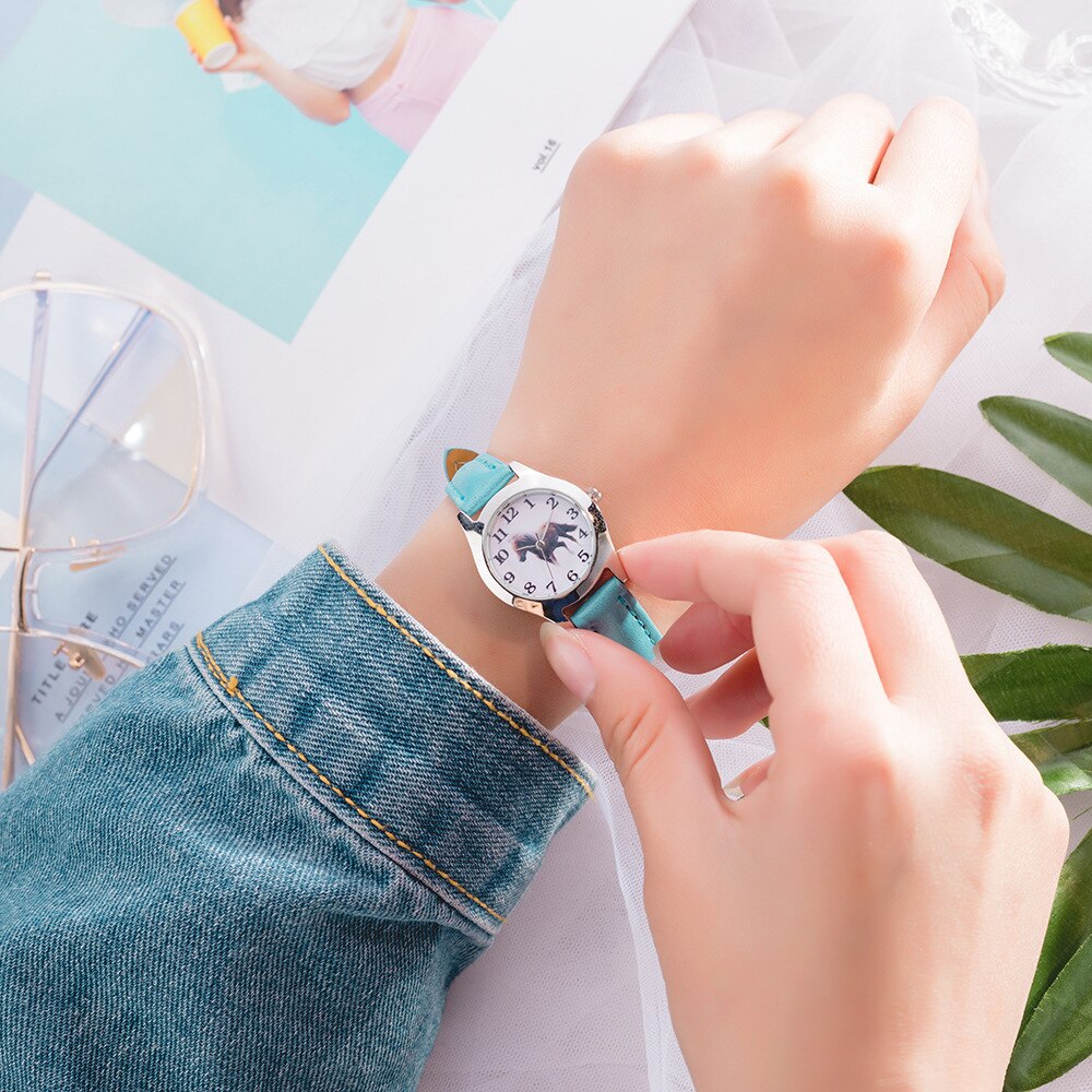 1 stücke Rose Leder Nette Reizende Mädchen Damen frauen Uhr freundlicher Pferd Quarz Schüler freundlicher Ebene armbanduhr