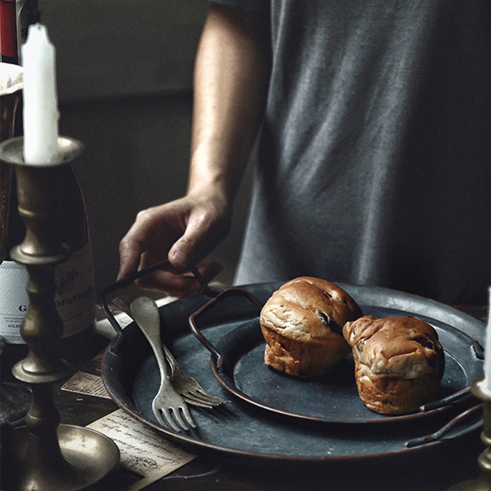Retro metallplate med håndtak rundt smidd vintage lagringsbrød serveringsbrett håndlaget hjemmedekorasjon for hagerestaurant