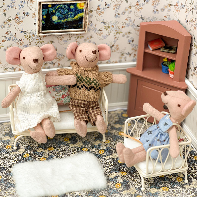 Witte metalen enkele en dubbele banken met witte kussens, minimalistische stijl, schaal 1:12, voor BJD/Ob11/pretend meubeldecor