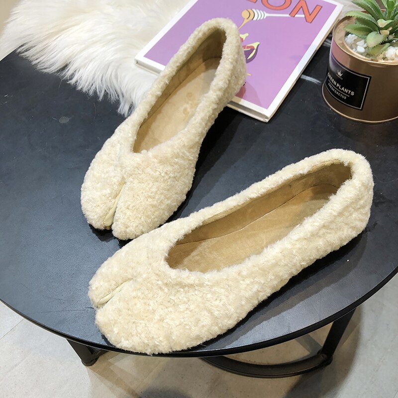 Kudde vrouw schoenen split teen tabi ninja flats korte casual draver effen harige loafers koreaanse femme schoenen winter schoenen: Beige / 7.5