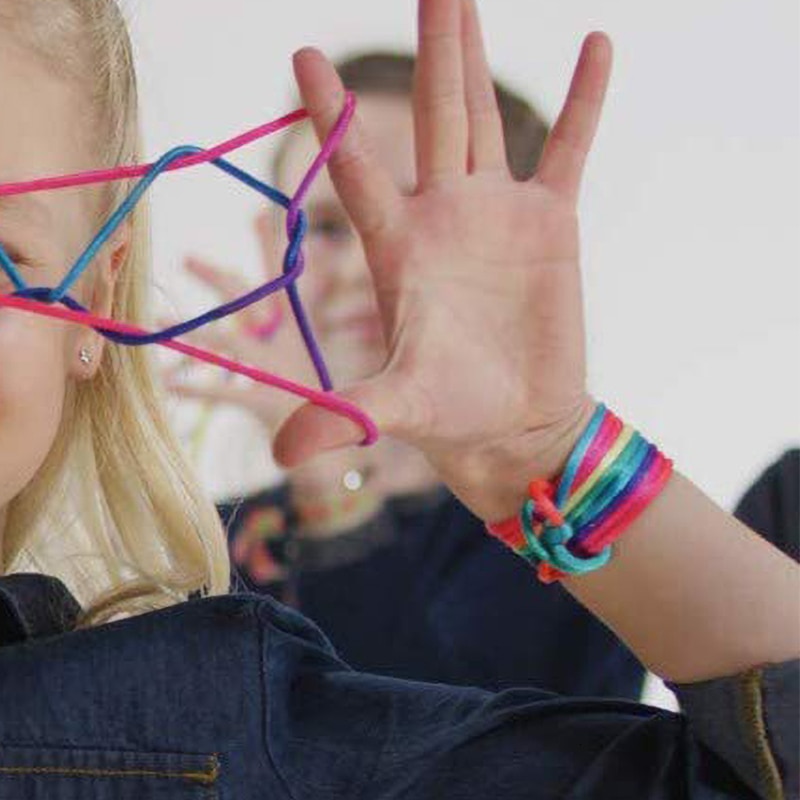 Le vieux jeu du doigt amusant torsion chaîne arc-en-ciel couleur corde chaîne avec enfants macramé cordon Ztringz arc-en-ciel
