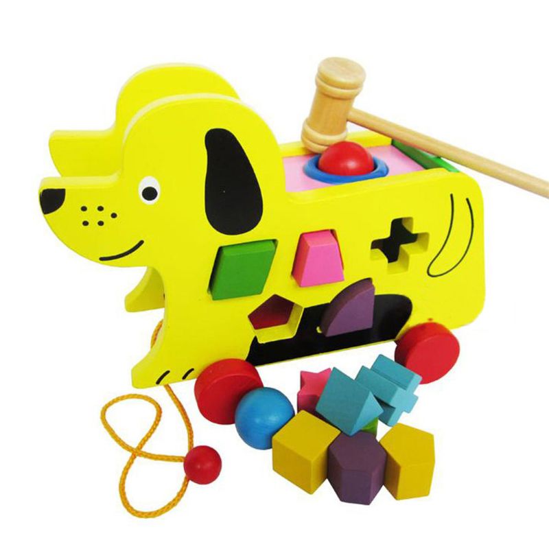Peuter Bezet. Een Kinderdeur Die Een Deur Opent Op Een Houten Kubus Sortering En Stapelen Van Speelgoed Met Montessori Voor Het Leren Image261250338