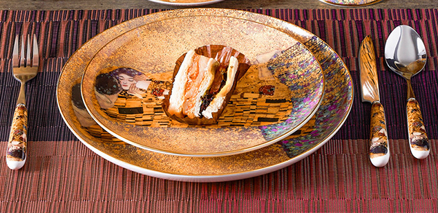 Luxury Bone China British Tea Cup Set Gustav Klimt Porcelain Coffee Set Ceramic Teapot Creamer Sugar Bowl Milk Jug Coffeeware: 2 plates with knife