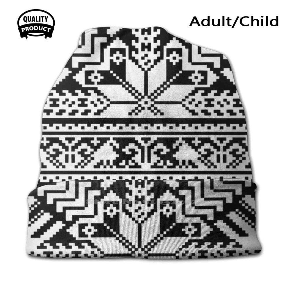 Letton Traditionnel. Masque foulard doux multifonctionnel, Mono, signe traditionnel letton, ornement du patrimoine, signes de la baltique: Knit Hat / Adult Size