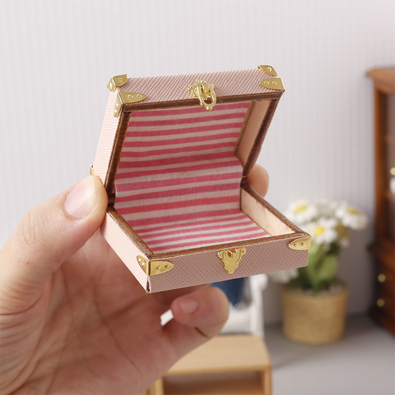 Mini maleta en miniatura para casa de muñecas, caja de equipaje de cuero Vintage, caja de almacenamiento, decoración de modelo para el hogar, decoración de escritorio de microescena, 1:12