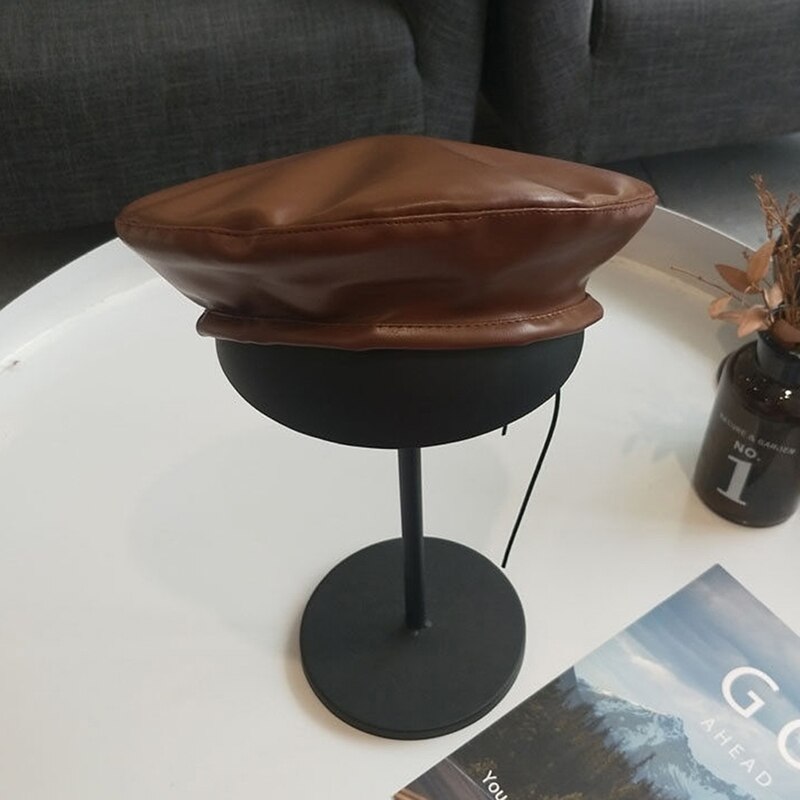 5 farger årgang imitert pu skinn beret lue flat lokk fast svart kaffe vin rød marine fransk caps til kvinner menn: Kaffe