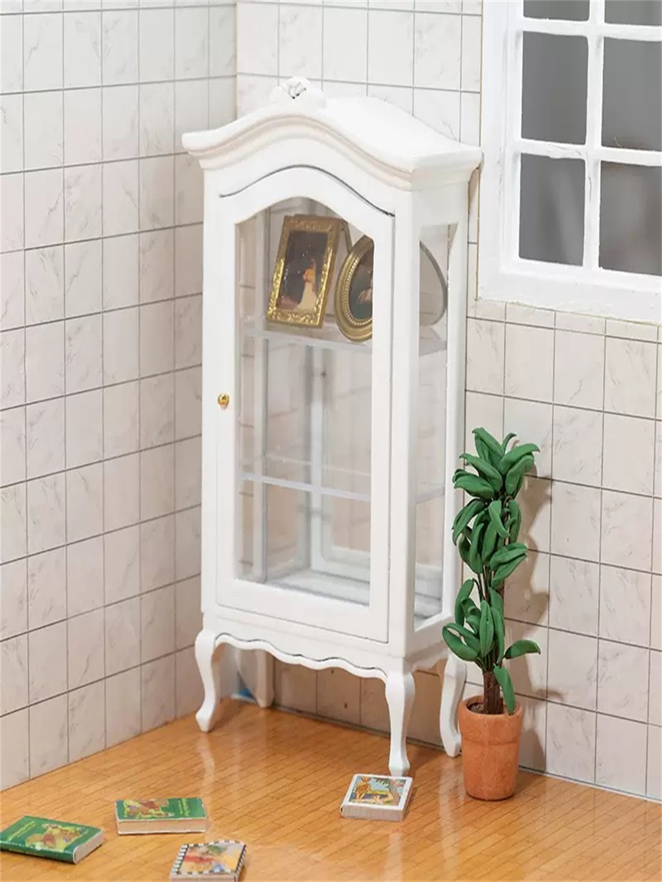 mini vetrina in legno bianco con rapporto 1:12 con anta in vetro trasparente - Vetrina da collezione elegante per la decorazione domestica, scena modello e stoccaggio, accessori per scena modello | design classico di armadietti | Complesso De