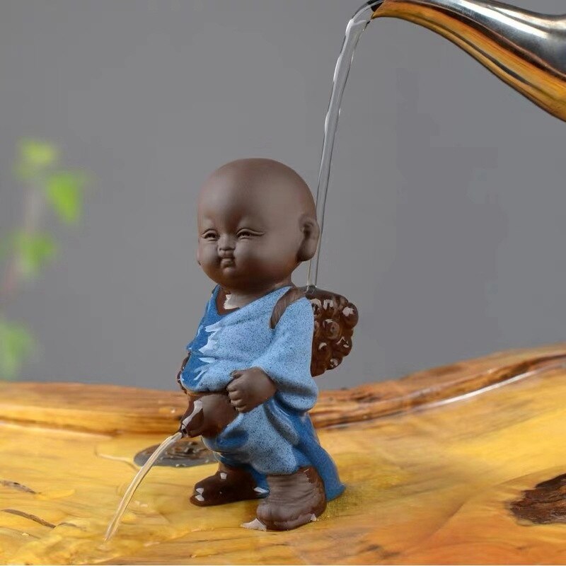 Lila lera te husdjur prydnad buddha figurer liten munk yixing pojke spray kissa tebord heminredning hantverk: Blå