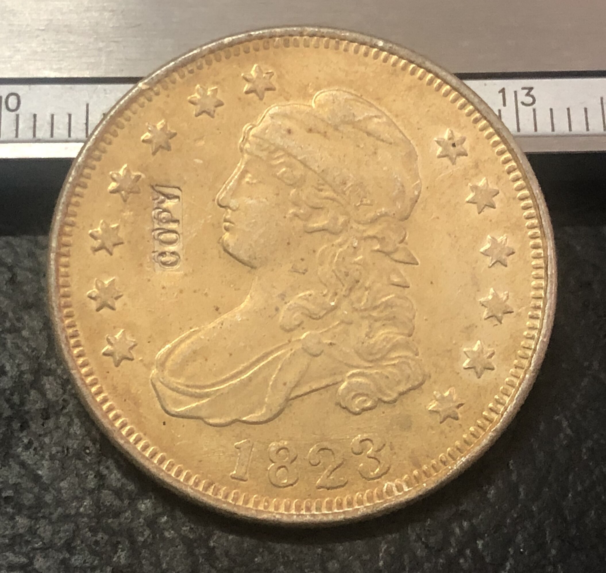 1823 Capped Bust Kwartaal Dollar SCROLL OP REVERSE