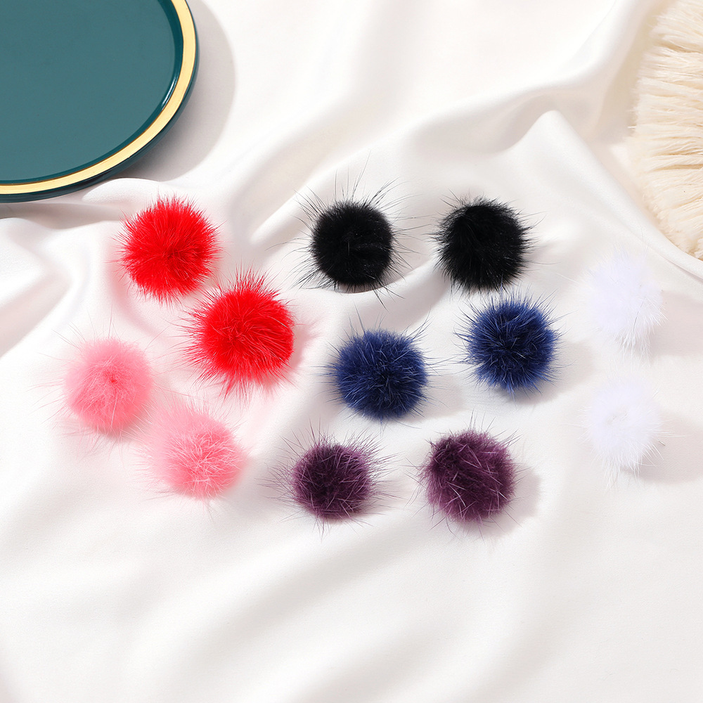 Pendientes de tuerca de bola de pompón de piel de visón suave para mujer, joyería de dulce coreana Furling, accesorios de para niñas