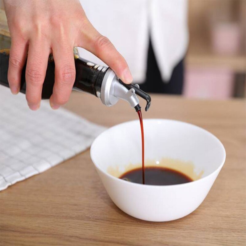 Lekvrije Giet Tuiten Nozzle Spuit Drank Oliën Dispenser Olie Flessenstop Met Bevestigd Cap Voor Sojasaus Azijn wijn Olie