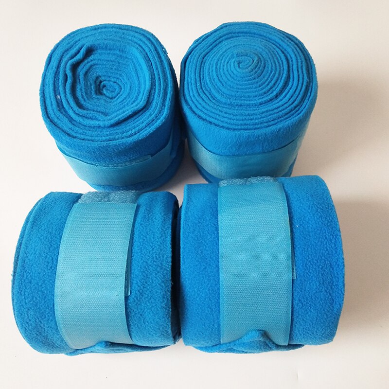 Los caballos son equipados con mallas de caballo, mallas de caballo, ganchos de caballo, protectores de muñeca, protectores de piernas, correas de caballo, protectores de piernas