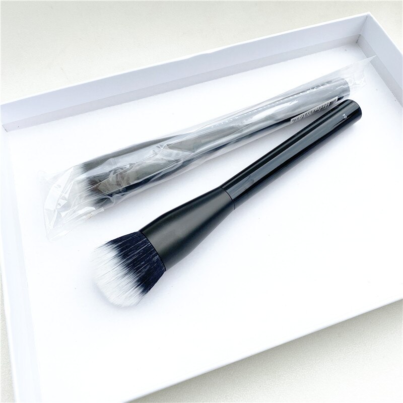 The Duet Foundation Brush