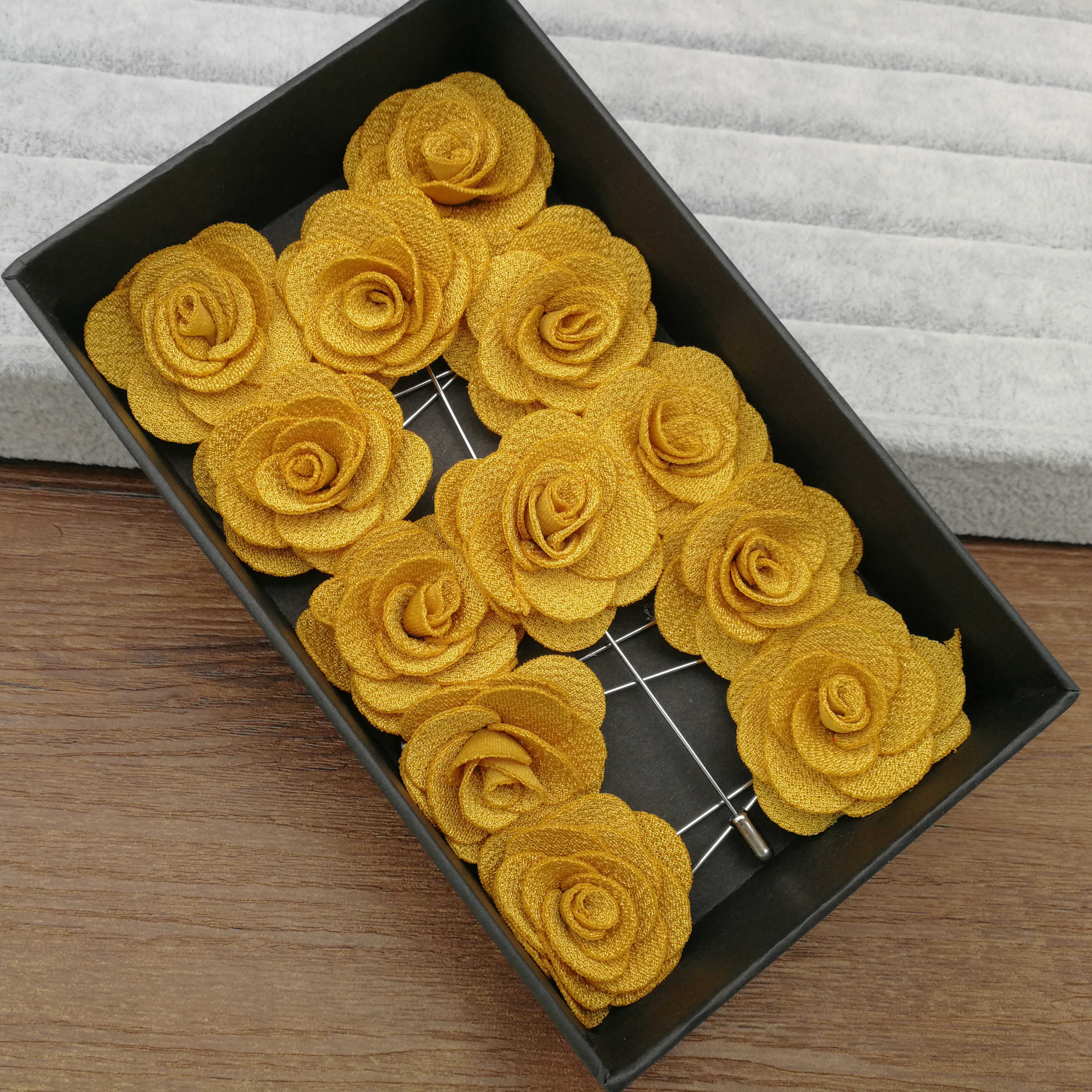 Broches à fleurs en tissu pour femmes, épingles de décoration pour costumes, épingles à revers pour hommes, accessoires pour costumes dans une boîte: Plaqué platine