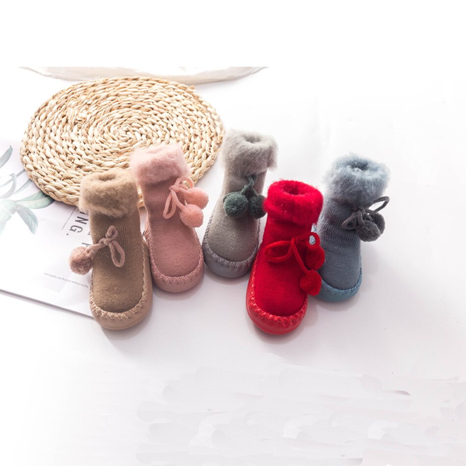 Hiver bébé chaussettes garçon fille Pom Pom chaussettes Chaussure Enfant coton bébé jambières enfants plancher chaussettes anti-dérapant bébé étape chaussettes