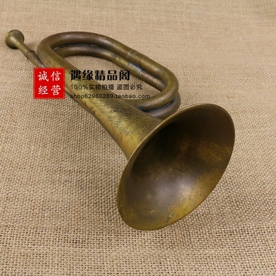 Trompeta antigua de latón, adornos de carga, instrumentos musicales antiguos que soplan