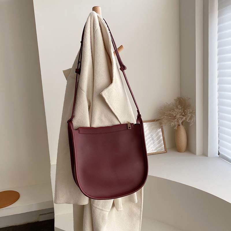 winter brand trend large-capacity shoulder bag casual wild lady Messenger bag simple retro bag: Burgundy