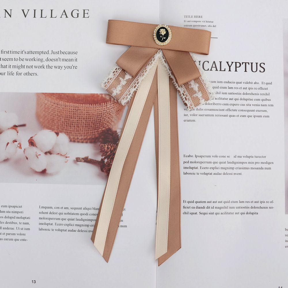 Kvinder vintage forudbundet slipsbroche imiteret diamantsmykker bånd butterfly corsage til skjortekrave tøj: Guld
