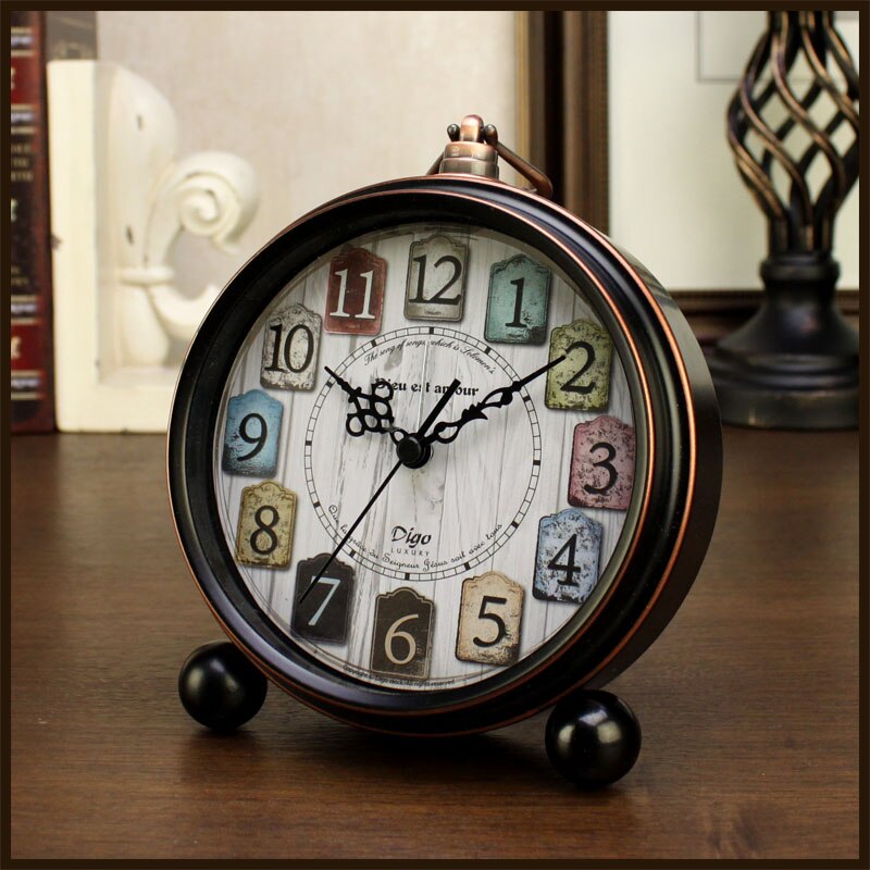 Small Retro Desk Clock Silent Metal Alarm Clock Bedroom Desktop Clock Roman Numerals Relogio Mesa Wrought Clocks AC50TC
