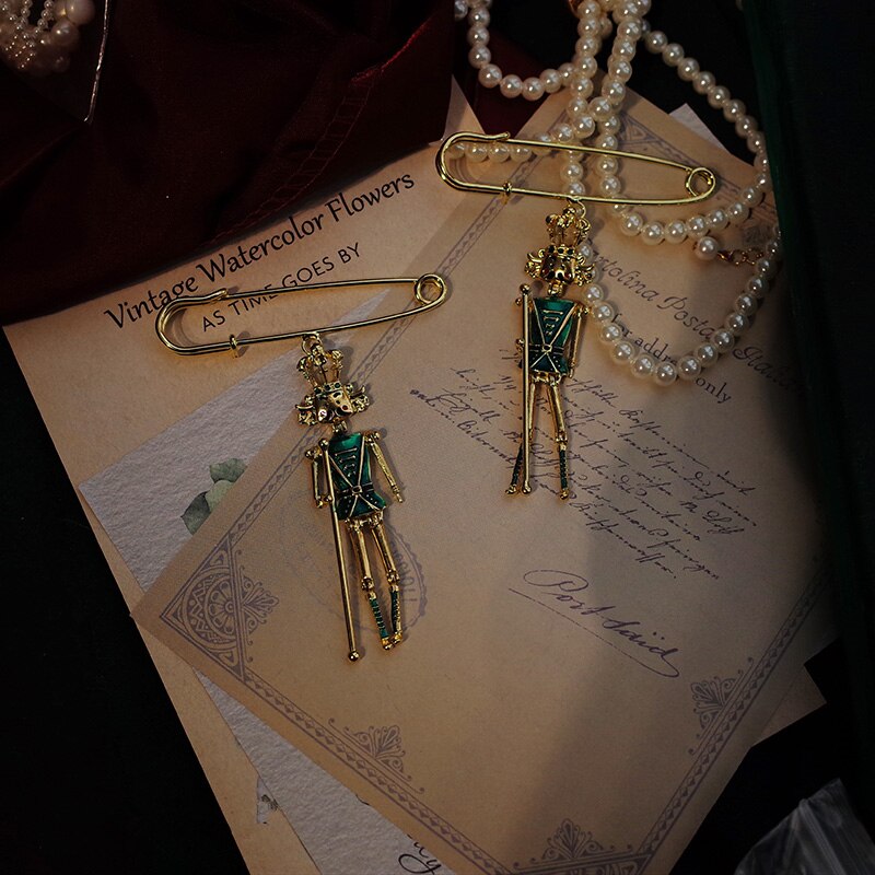 HUANZHI 2020 Nuovo Umani Viso Ritratto catena di Metallo Vintage ▾ Spilla Vecchio Cartone Animato Modelli di Smalto del Cappotto Dei Monili Accessori per le Donne Degli Uomini