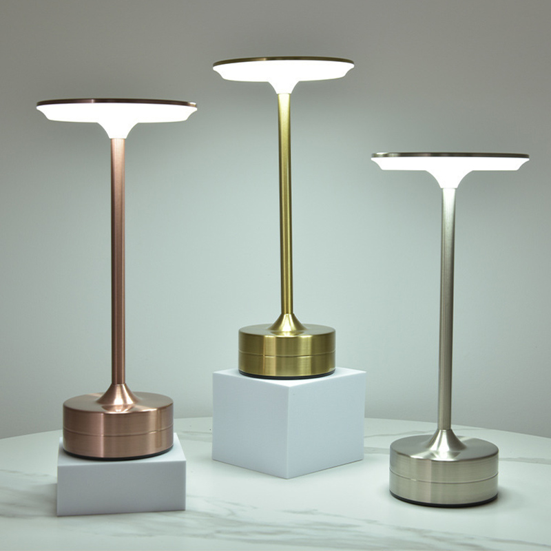 Lampada da scrivania a LED Lampada da scrivania touch dimmerabile Ricarica USB Comoda per il trasporto della scrivania dell'ufficio Decorazione della stanza Luce notturna dell'atmosfera