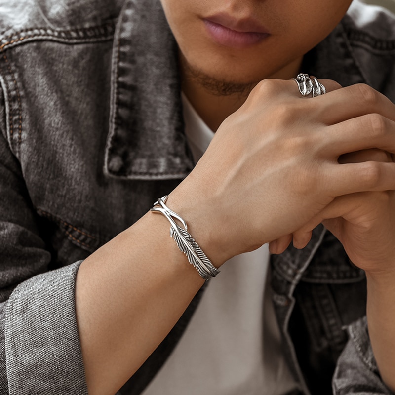 Silbernes retro-Armbinde mit federdesign für herren und jungen – ein trendiges schmuckaccessoire für freunde und Partner.