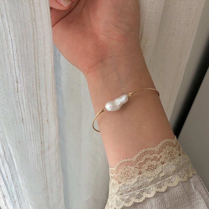 Aomu franse geometrische retro minimalistische fijne barokke parel onregelmatige gouden metalen armband voor vrouwen meisjes vakantie