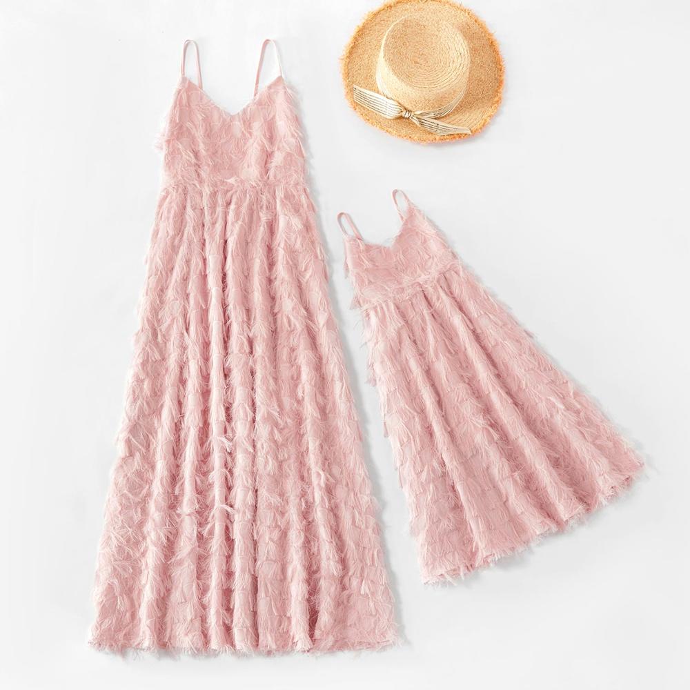 Patpat sommar fluffiga matchande långa klänningar för mamma och mig matchande outfits ärmlösa hängselklänningar