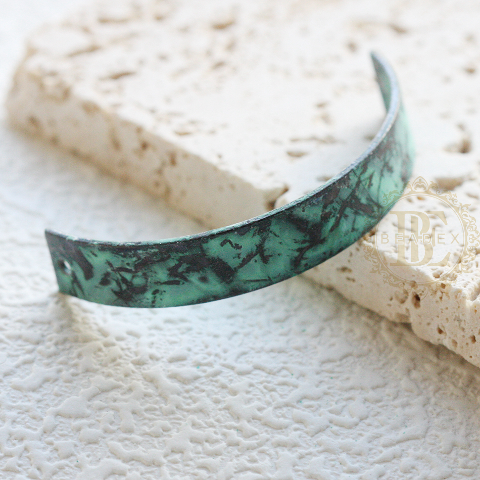 Een Stuk Handgemaakte Groene Patina Charme-Varieert Vormen En Grootte (Pta-C): Violet