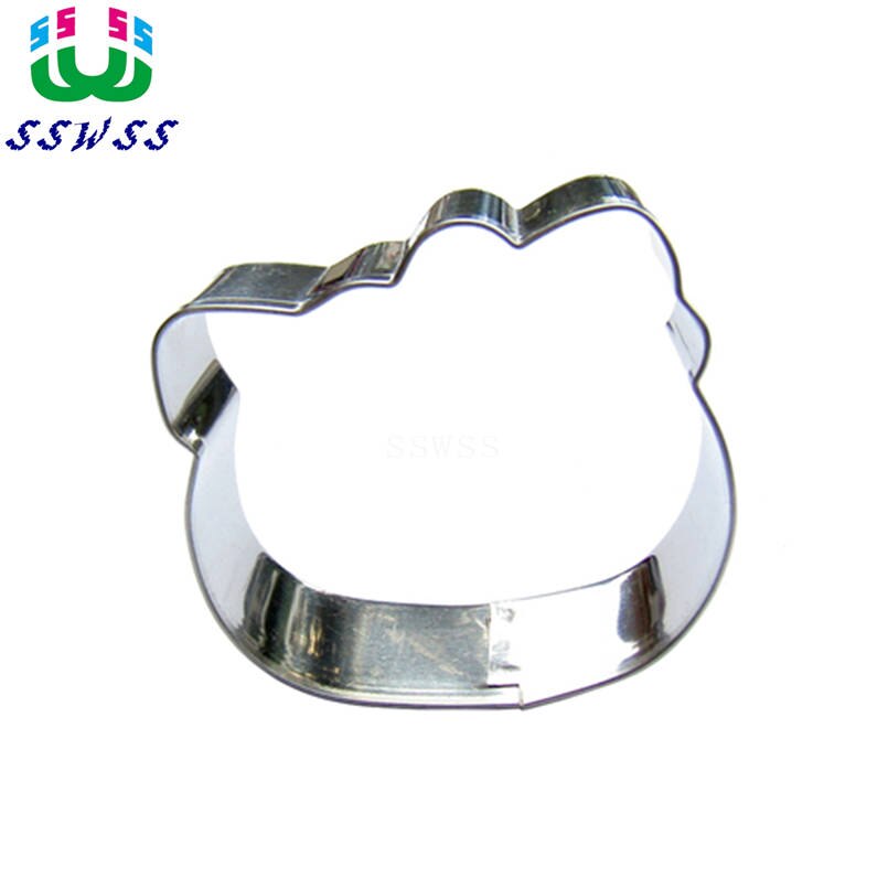 Kleine taarttool met kattengezicht waarmee je heel eenvoudig een dierenvorm kunt maken voor een desserttaart of koekje