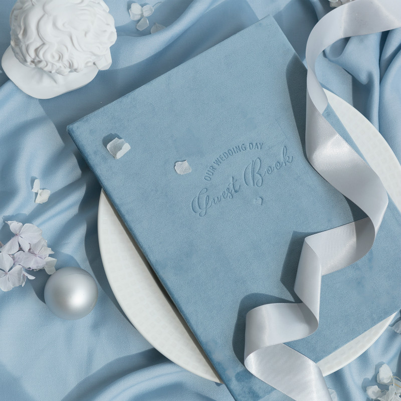 Romantisk bryllup gæstebog tegn i signatur fløjl cover navn løfter brude brusebad flatlays propsdusty blå lyserød gæstebog