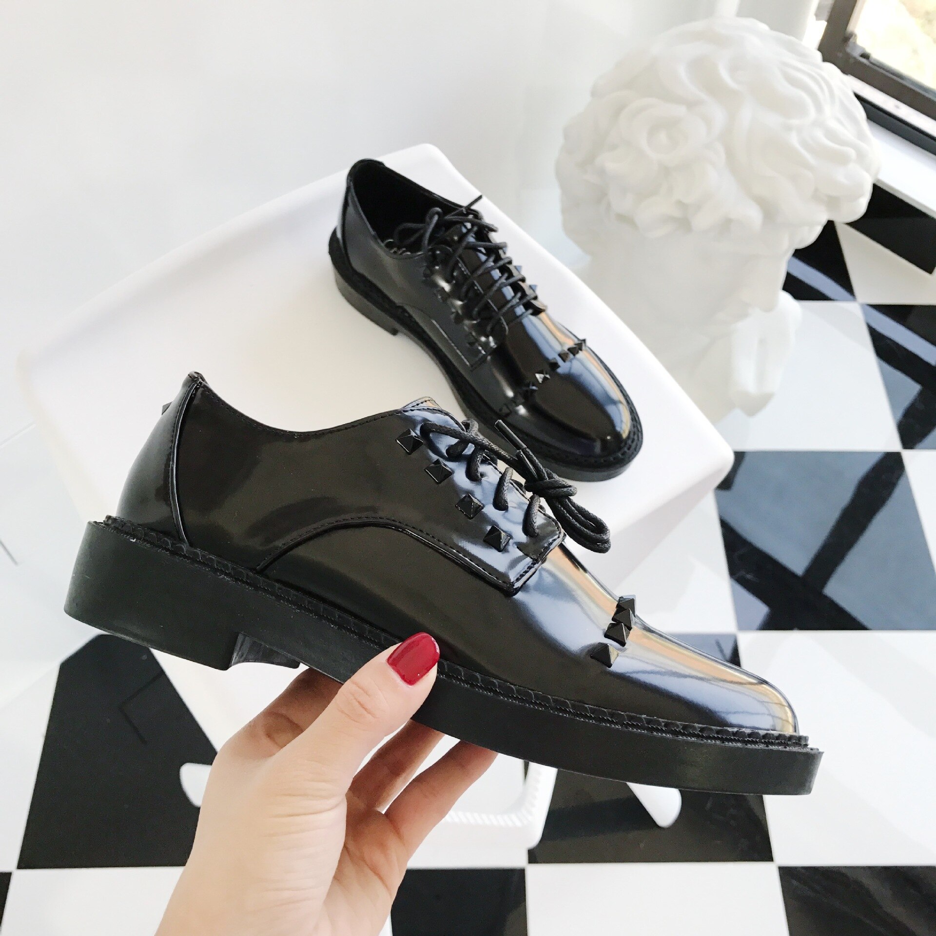 Zapatos clásicos con remaches de Preppy para mujer, calzado punk de cuero grueso, tacos de encaje con punta redonda británica, Oxford, planos de charol para mujer