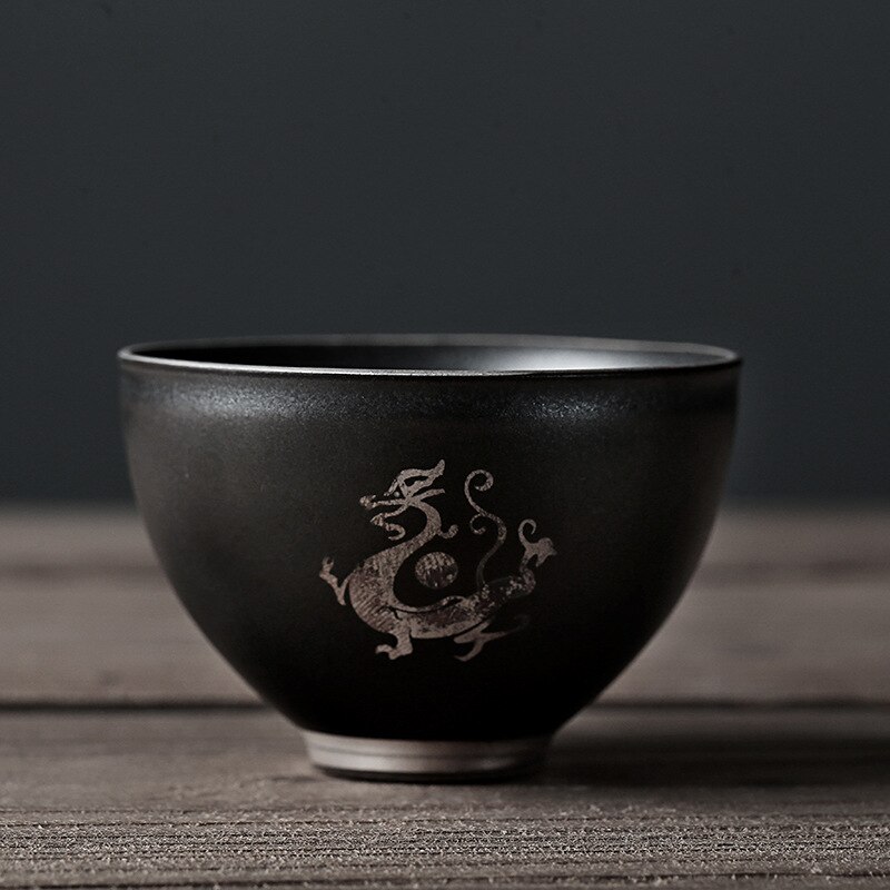 Beschrijving van een zwarte theekop van aardewerk, een zilveren retro theekopje, een zen theekopje, een middelgrote theeset met een kop en een pin-cha-bei.: Draak geluk klein kopje