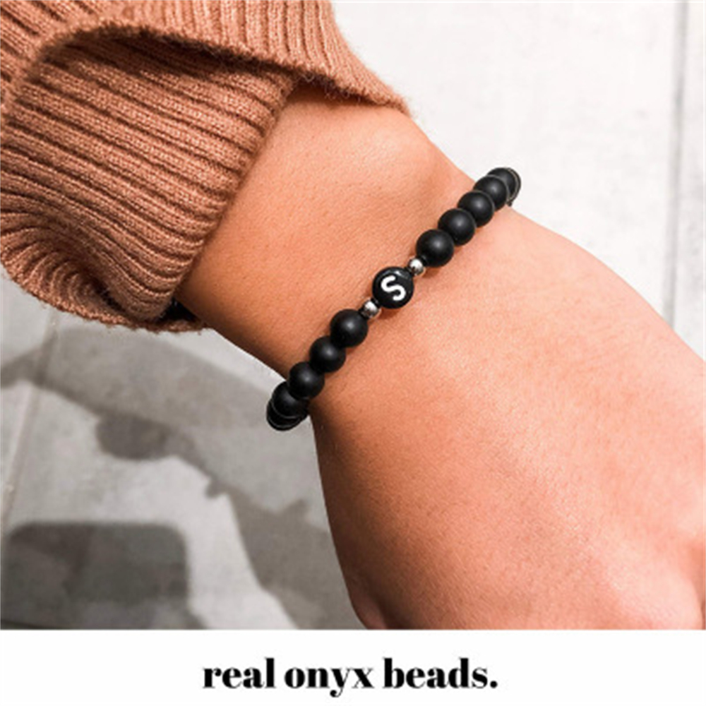 Pulsera de 26 letras de piedra blanca y negra hecha a mano DIY para mujeres, hombres, joyería para parejas, pulsera elástica de cuentas de la suerte de la amistad, para niños