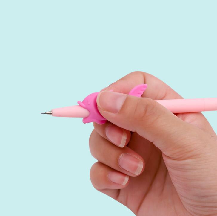 10 stks/set Leuke Candy Kleur Dolfijn Vis Rubber Kids Leren Houden Schrijven Houding Correctie Apparaat Potlood Topper Briefpapier