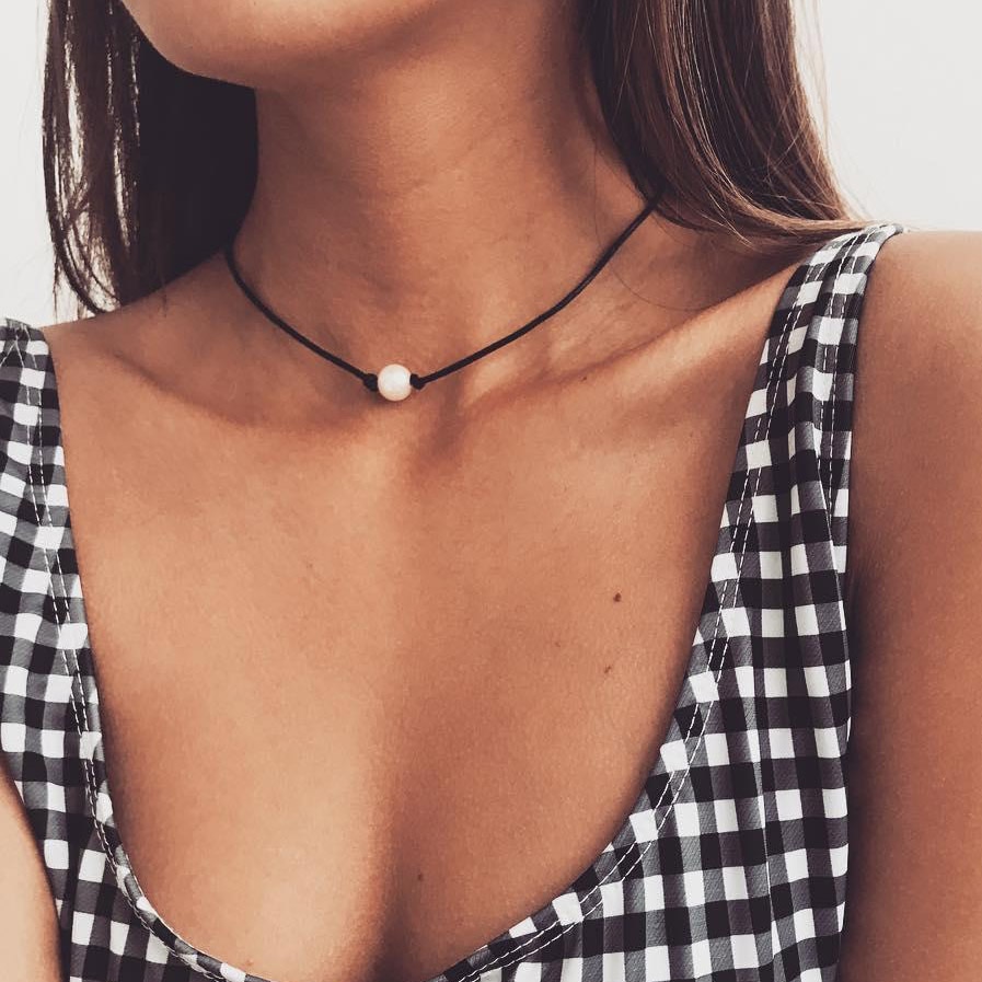 Boho Etnische Vsco Meisje Imitatie Parel Choker Ketting Vrouwelijke Leuke En Eenvoudige Zwart Lederen Koord Touw Kettingen Collares