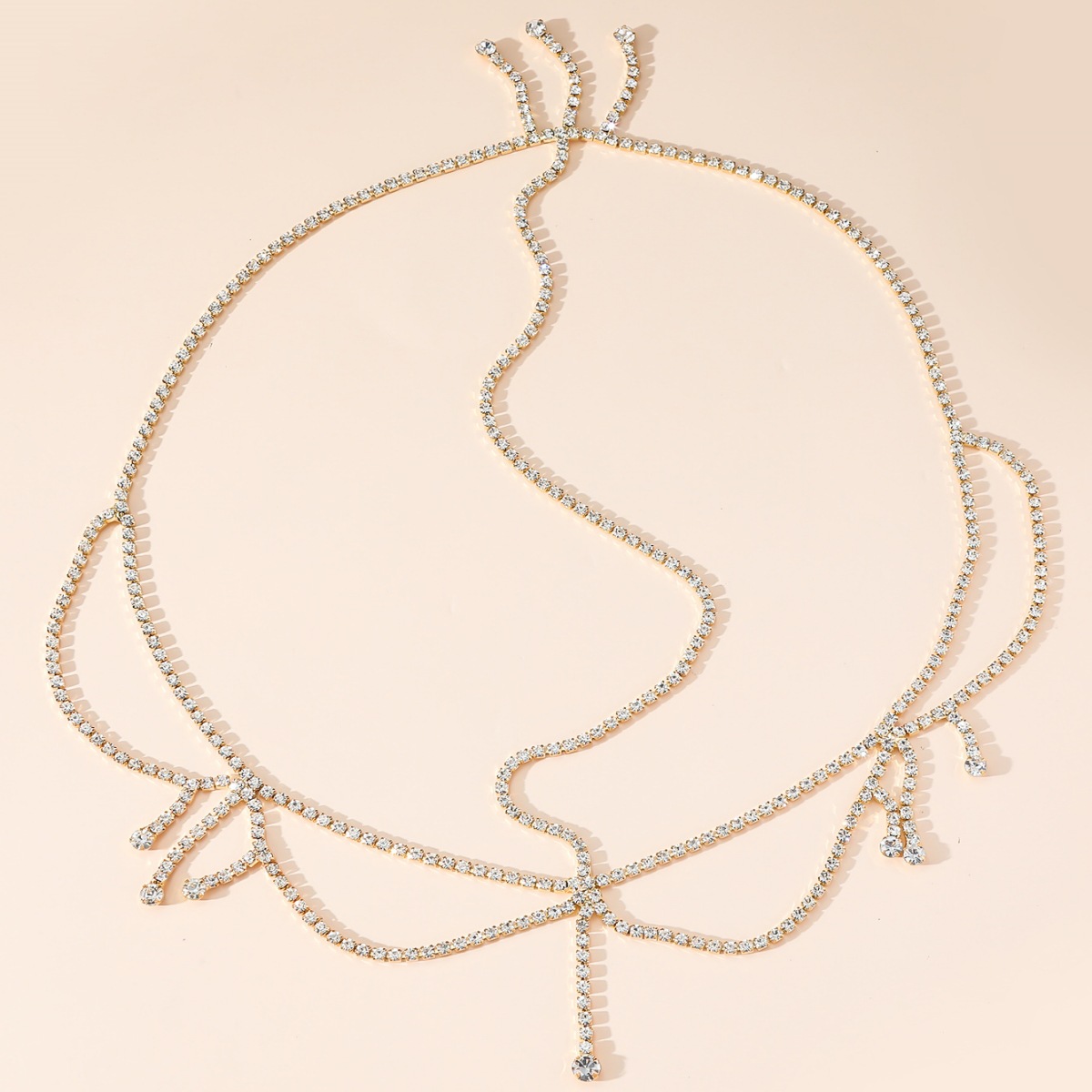 Haaraccessoire met meerdere lagen strass-steentjes en franjes.