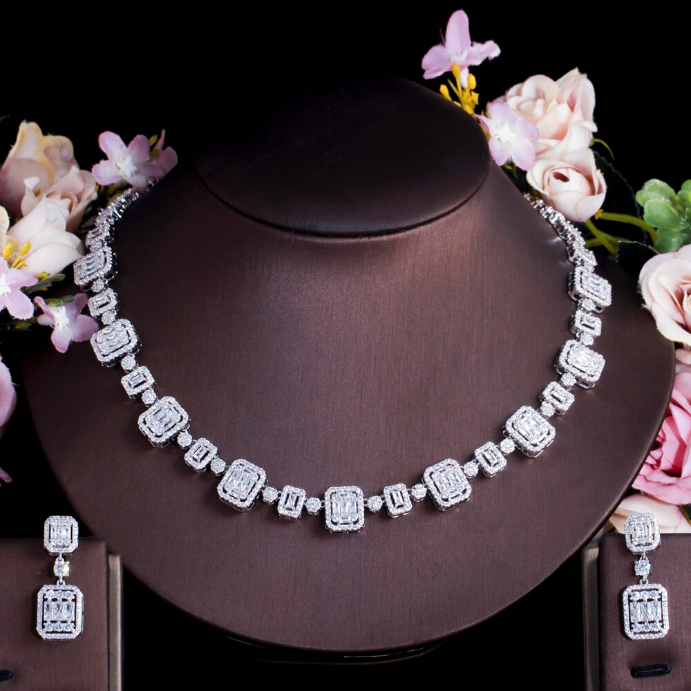Tre orecchini scintillanti con zirconi cubici Color argento orecchini geometrici quadrati collana Set di gioielli da sposa per spose TZ616