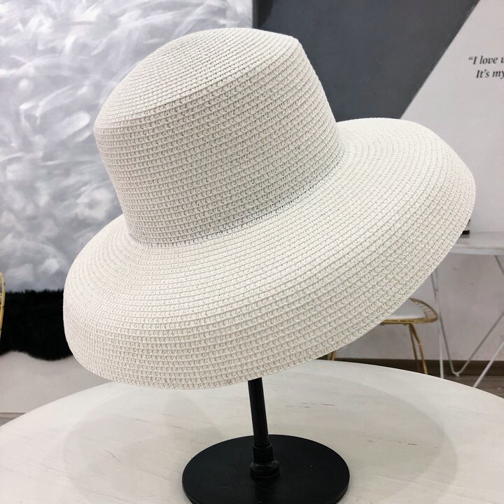 Audrey hepburn halmhat sunkne modelleringsværktøj klokkeformet stor brat hat vintage høj foregiver bility turiststrand atmosfære: Hvid