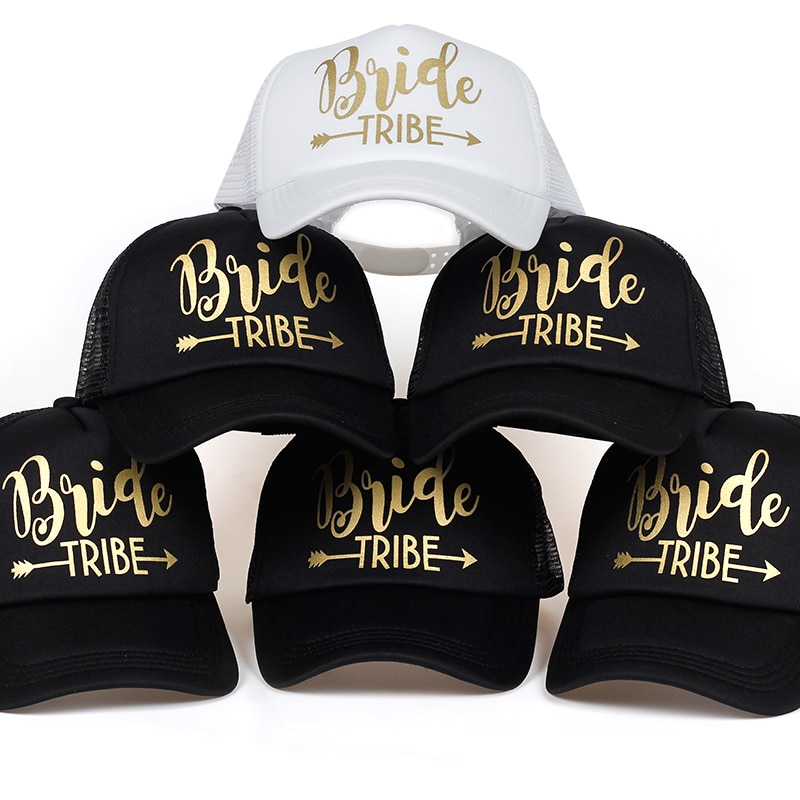 Boné de solteira &quot;bride tribe&quot;, boné tipo beisebol com regulagem de tamanho (snapback) e tela mesh (estilo caminhoneiro) para os membros do time da noiva, com letras e seta douradas