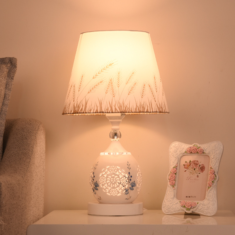 Kristall-Tischlampe Ich bin europäischen Stil, einfache moderne Schlafzimmer-warme romantische , kreative dekorative Nachttischlampe: verrotten / EU-Stecker