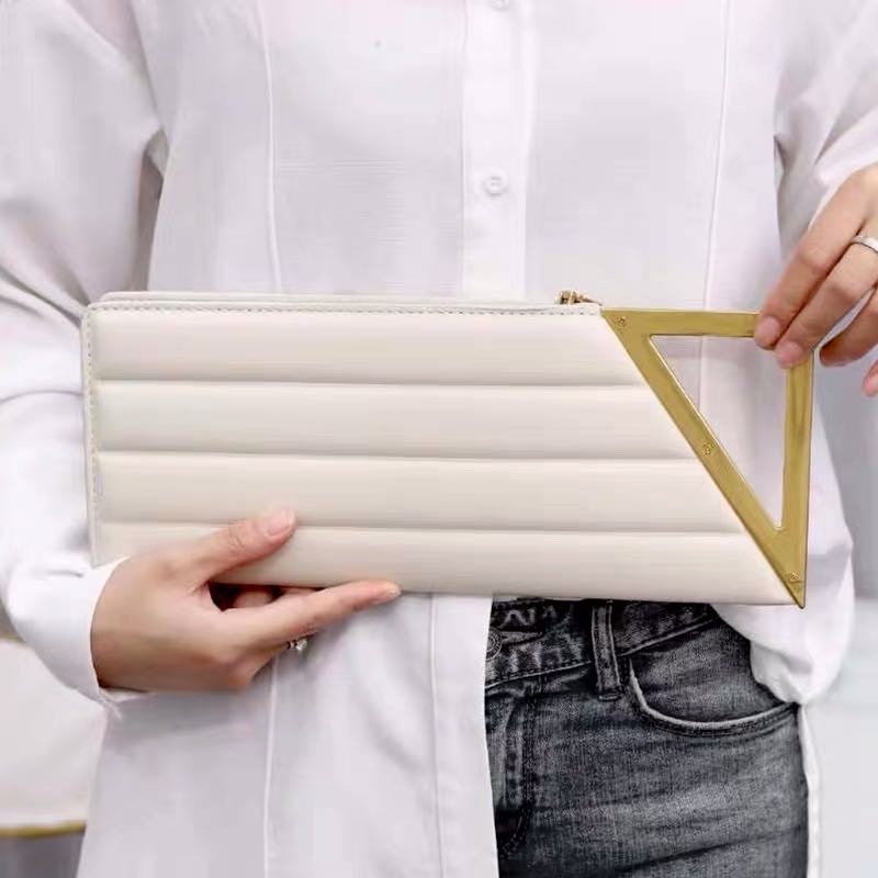 Luxury Handbags Women Bags Leather Pouch Small Bags For Women Purses And Handbags Metal Handle Clutch Bag Evening Bag: Beige