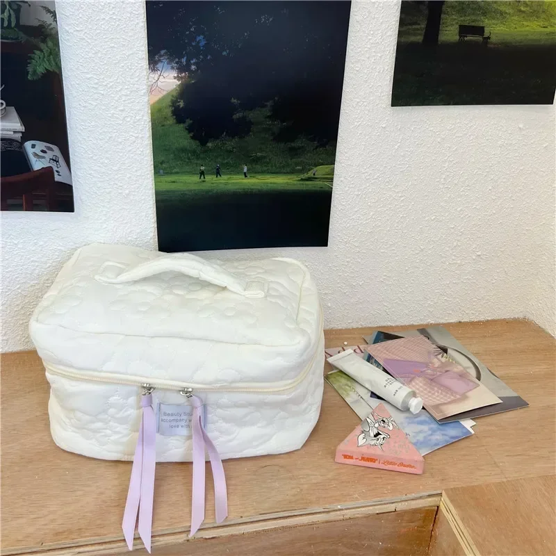 Flower Pattern Women Makeup Bag Toiletries Cosmetic Organizer Zipper Bag Travel Wash Pouch Cosmetic Bag Female Make Up Bags: Ivory