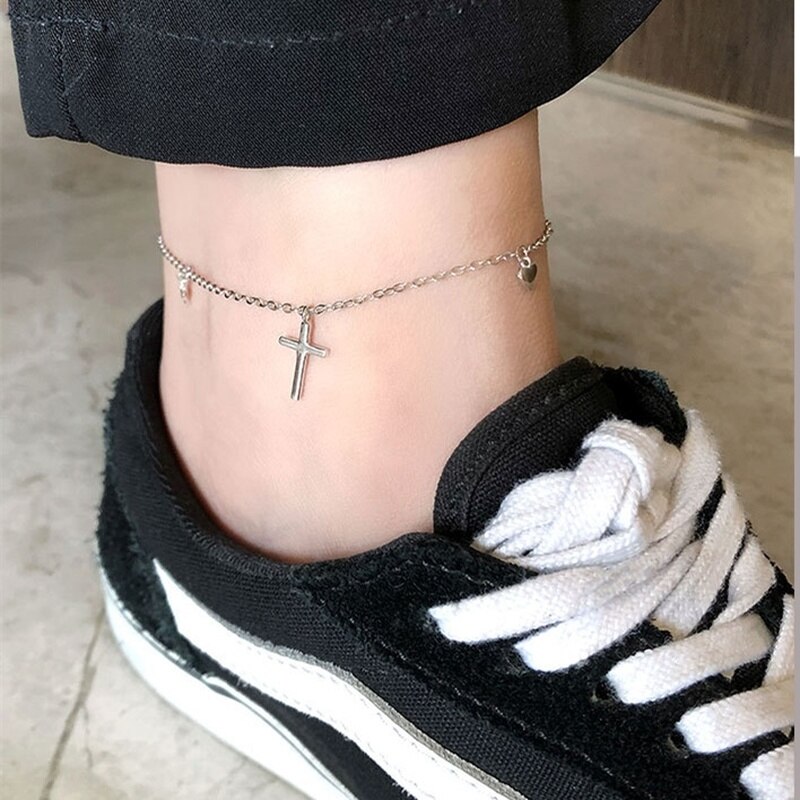 925 fußkettchen aus sterlingsilber mit kleinem herzkreuzanhänger, schlichter sommerlicher boho-schmuck für damen