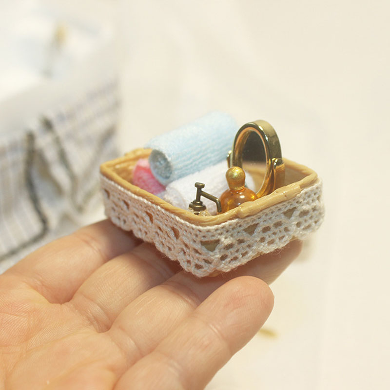 1/12 Miniaturowe lustro do domku dla lalek + perfumy + ręcznik + papier w rolce + grzebień Zestaw koszyków łazienkowych dla lalek OB11 Akcesoria