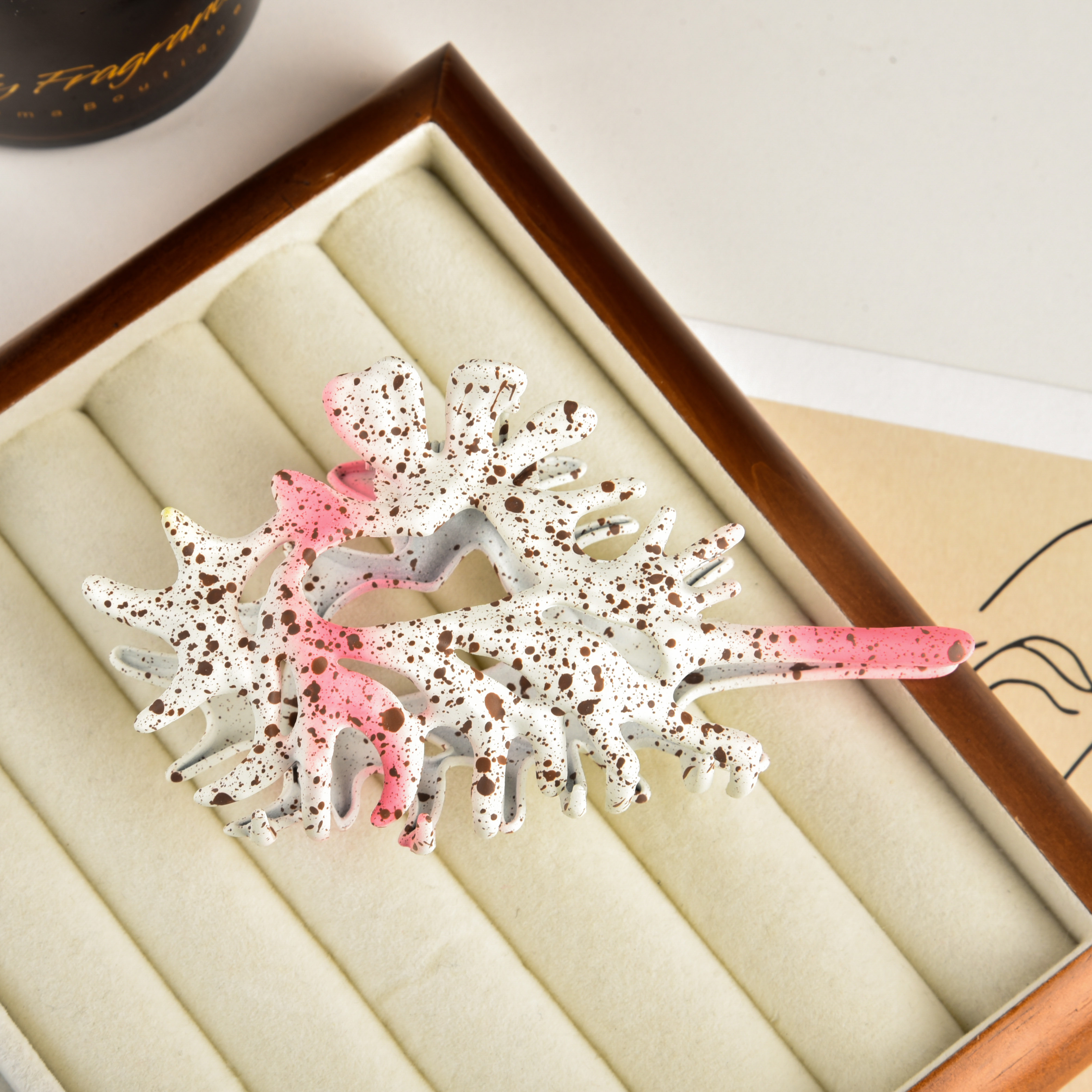 Creativity Unique Colorful Alien Metal Conch Hair Claws for Women Girl Y2K Hollow Headwear Shell Crab Hair Clip Hair Accessories: Red