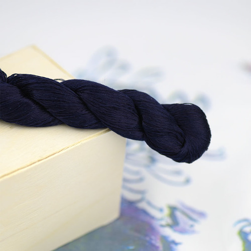 1 väri 400m suzhou kirjonta 100%  luonnonsilkki brodeerattu lanka silkki tee itse silkkisävyinen kirkas väriviiva keskiyönsininen: Ei . 12