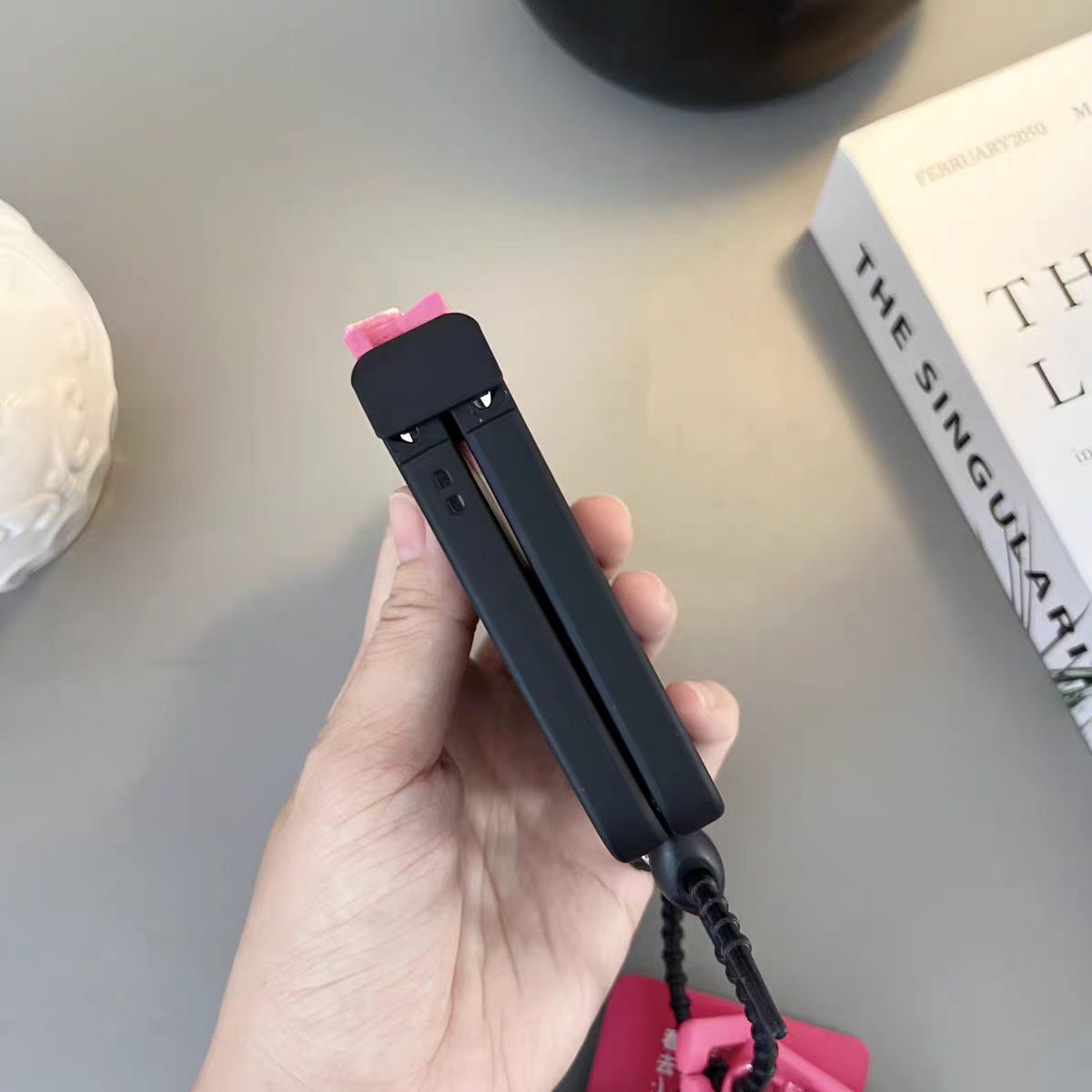 Leuke Zwarte Kolen Bal Pluche Armband Telefoon Case voor Motorola Moto Razr 40 ultra Razr 60 50 Razr 2023 2024 Scharnier beschermhoes