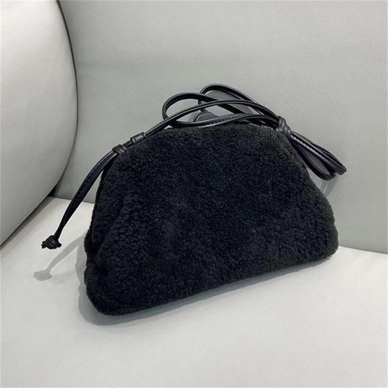 Damen-umhängetasche aus wolle, leder und #39 – herbst und winter, hochwertig, exklusiv, mit cloud-plüsch-design: Schwarz
